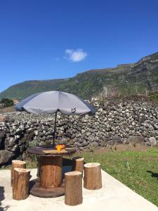 Nespecifikovaný výhled na hory nebo výhled na hory při pohledu z prázdninového domu