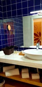 La salle de bains est pourvue d'un lavabo, d'un miroir et de serviettes. dans l'établissement Aroma d, à Orca