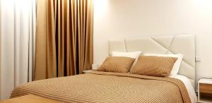 a bedroom with a large bed with two pillows at Aroma d in Orca