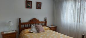 1 dormitorio con 1 cama, 2 mesas y 1 lámpara en Apartamento Sobrevilla SDR IV, en Santander