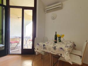 un tavolo con una tovaglia a fiori in una stanza di Janja Apartment a Novigrad Istria