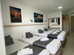 una camera d'albergo con tre letti di Villa Millene a Neum