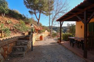 un patio de una casa con una mesa en Villa Moira, en Capoliveri
