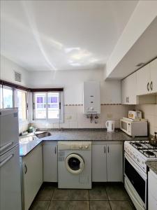 Kuchyň nebo kuchyňský kout v ubytování Departamento Nueva Córdoba RW