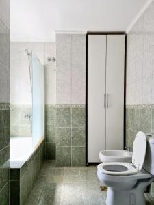 a bathroom with a toilet and a shower at Departamento Nueva Córdoba RW in Córdoba +35 photos