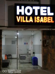 uma placa de hotel villa israel num aeroporto em Hotel Villa Isabel em Pasto