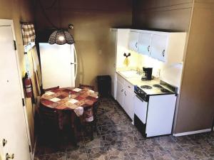 a small kitchen with a table and a stove at High Country Lodge in Alto