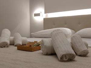 una camera con due letti e asciugamani sul pavimento di Duomo View Naples a Napoli