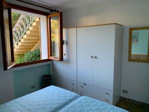 Giường trong phòng chung tại Casa Vacanza Baja Sardinia