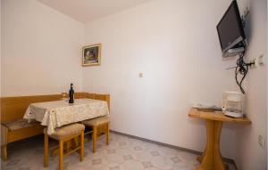 Barbat na Rabu的住宿－Stunning Apartment In Barbat With 2 Bedrooms And Wifi，相簿中的一張相片