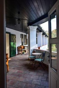 une terrasse couverte d'une maison avec une table et des chaises dans l'établissement Szin-es Vendeghaz, à Szentes