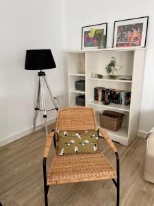 Η βιβλιοθήκη του διαμερίσματος