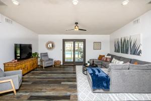 Χώρος καθιστικού στο Trendy Desert Getaway Pool, Spa, Game Room
