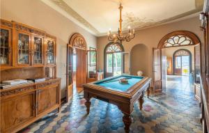 Casa con mesa de billar en una habitación en Byron en Riva del Garda