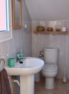 uma casa de banho com um WC branco e um lavatório. em Casa Ninive em Fuencaliente de la Palma