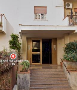budynek ze schodami prowadzącymi do drzwi w obiekcie SicilyHouse Palermo w mieście Palermo