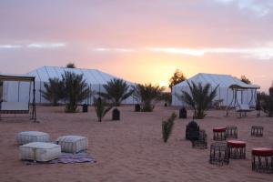 un grupo de edificios blancos en el desierto en Fantasyland Luxury Camp en Lac Yasmins
