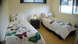 A bed or beds in a room at Tinaroo Sunset Retreat