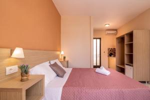 Una cama o camas en una habitación de Azalea Studios