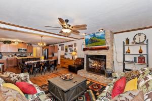 een woonkamer met een bank en een open haard bij 030 - Cozy Chic Mountain Cottage in Big Bear Lake