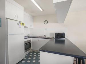 Kuchyň nebo kuchyňský kout v ubytování Cheltenham Apartments Unit 11 40 King St