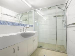 Koupelna v ubytování Cheltenham Apartments Unit 11 40 King St