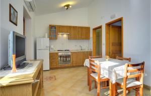 una cocina con mesa de comedor y una cocina con en Beautiful Apartment In Rakalj With House A Panoramic View, en Rakalj