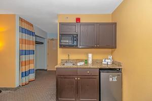 uma pequena cozinha com um lavatório e um micro-ondas em Landmark Resort Double Suite Unit 920 - Sleeps 4! em Myrtle Beach