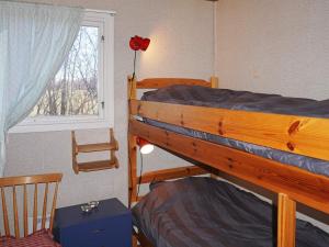 1 dormitorio con litera y ventana en Holiday home Mörbylånga V, en Mörbylånga
