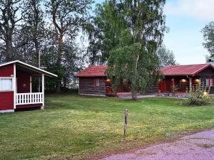 una cabaña y una casa con patio en Holiday home Mörbylånga V, en Mörbylånga