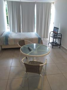 uma sala de estar com uma mesa e uma cama em Las Piedras em Pilar