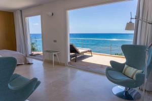 a living room with a view of the ocean at Bungalow Vacacional Nueva Suecia 716 in San Agustin
