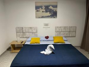 sypialnia z łóżkiem, na którym znajduje się pluszowe zwierzątko w obiekcie Vivienda Vacacional con Vistas a La Gomera y La Palma w mieście Puerto de Santiago
