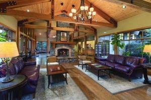 sala de estar con muebles de cuero y chimenea en Seventh Mountain Resort, en Bend