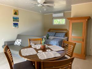 - une salle à manger avec une table et un lit dans l'établissement LiCe Garden Aruba, à Paradera