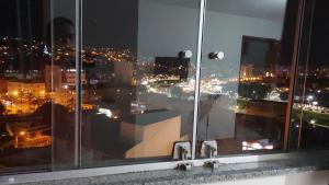 una finestra notturna con vista sulla città di Star Hostel 201 Apenas Diferente a Juiz de Fora
