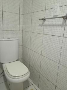 フェデラシオンにあるCASA AMAPOLA.の白いタイル張りのバスルーム(白いトイレ付)