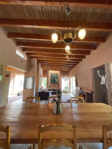 un comedor con una gran mesa de madera y sillas en Casa Luna en San Pedro de Atacama