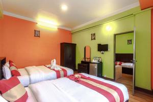 Postel nebo postele na pokoji v ubytování Nepalaya Hotel
