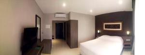 Letto o letti in una camera di Mambruk Hotel & Convention