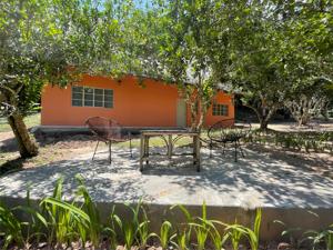 einem Picknicktisch und Stühlen vor einem Gebäude in der Unterkunft Casa Capirona 3 - Laguna Azul in Tarapoto