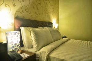 Postel nebo postele na pokoji v ubytování Hotel Arunachala