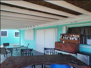 a room with a table and chairs and a dining room at Annasville Comfort Studio in Nazareth