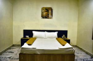 Postel nebo postele na pokoji v ubytování Hotel Arunachala