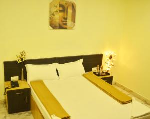 Postel nebo postele na pokoji v ubytování Hotel Arunachala