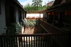 einen Balkon eines Hauses mit einem Zaun und Blumen in der Unterkunft B&B Galerija Two Rooms in Paraćin