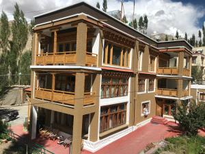 un edificio con balcones de madera en un lateral en Sangto Green Guest House, en Leh