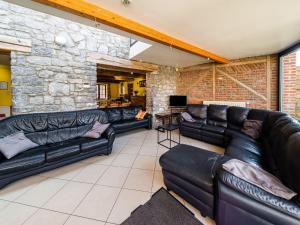 Гостиная зона в Stone Cottage with Sauna Jacuzzi a 5 min drive from the cave of Lorette in Rochefort