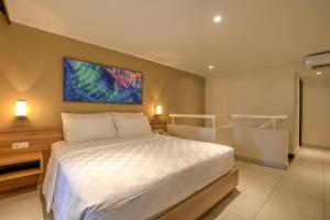Letto o letti in una camera di Mambruk Hotel & Convention