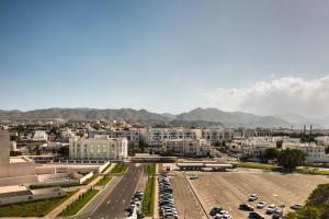 uma cidade com carros estacionados num parque de estacionamento em InterContinental Muscat, an IHG Hotel em Mascate